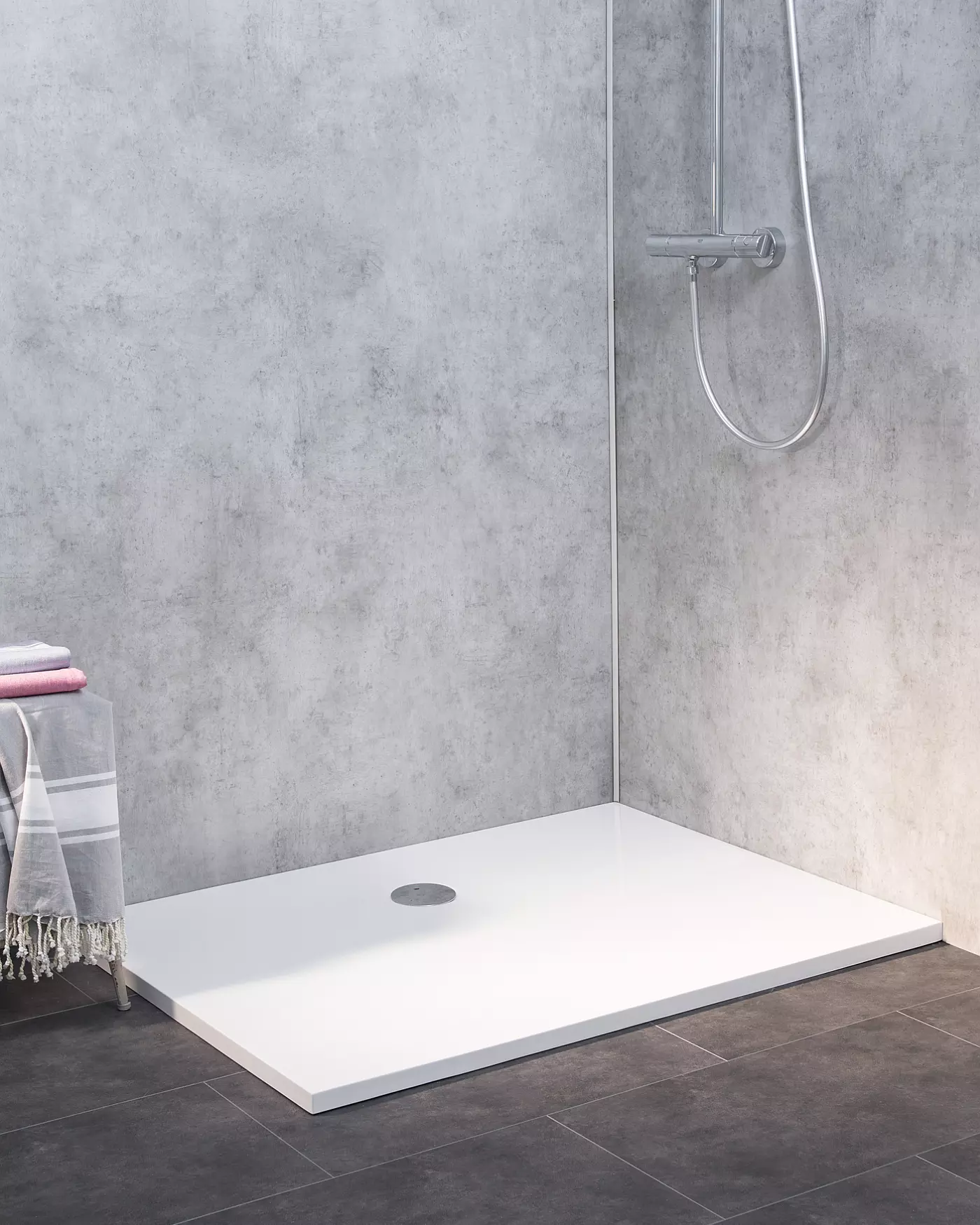 dusche, duschwanne, wandmontierte dusche, handbrause, bodenablauf