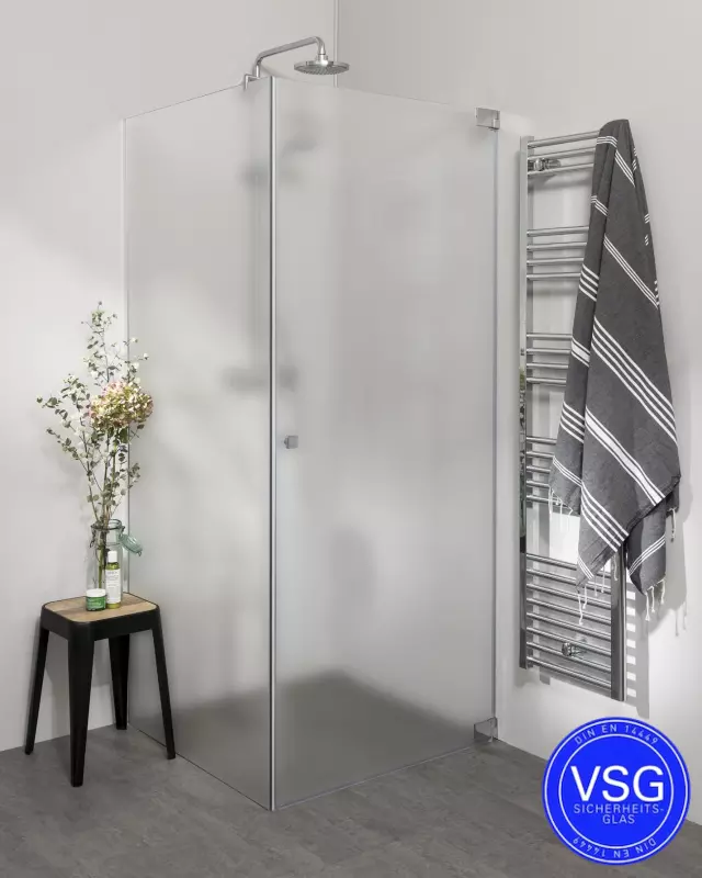 Teilgerahmte VSG Eckdusche nach Maß mit Pendeltür an Wand und Festwand