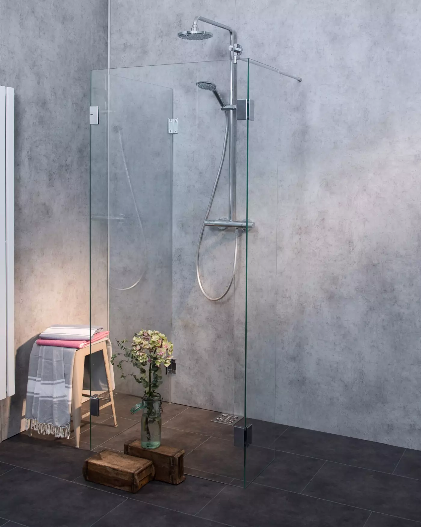 Große bündige Walk-in Dusche mit 3 Seiten