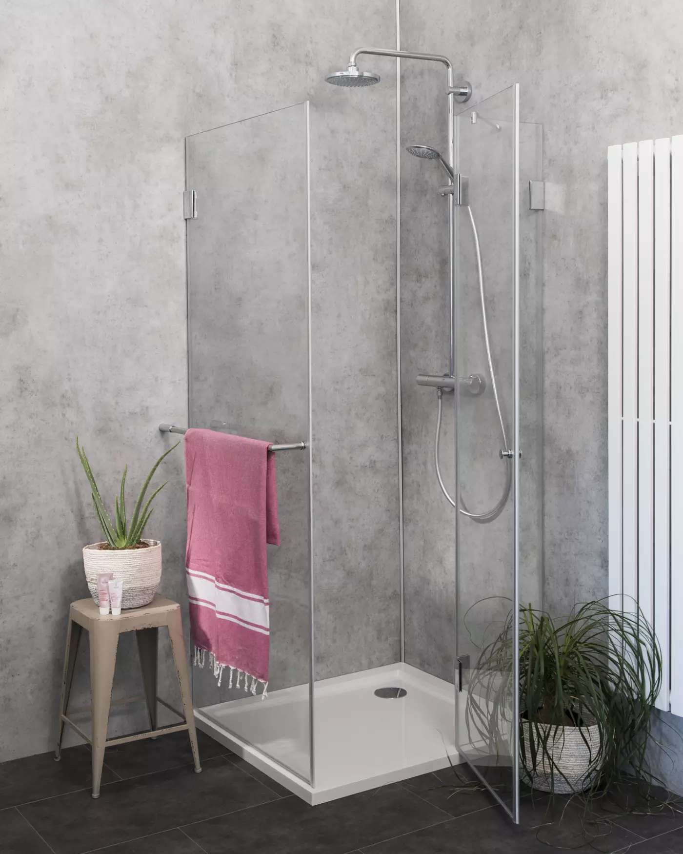 Eckdusche mit Festwand und Tür an Festteil