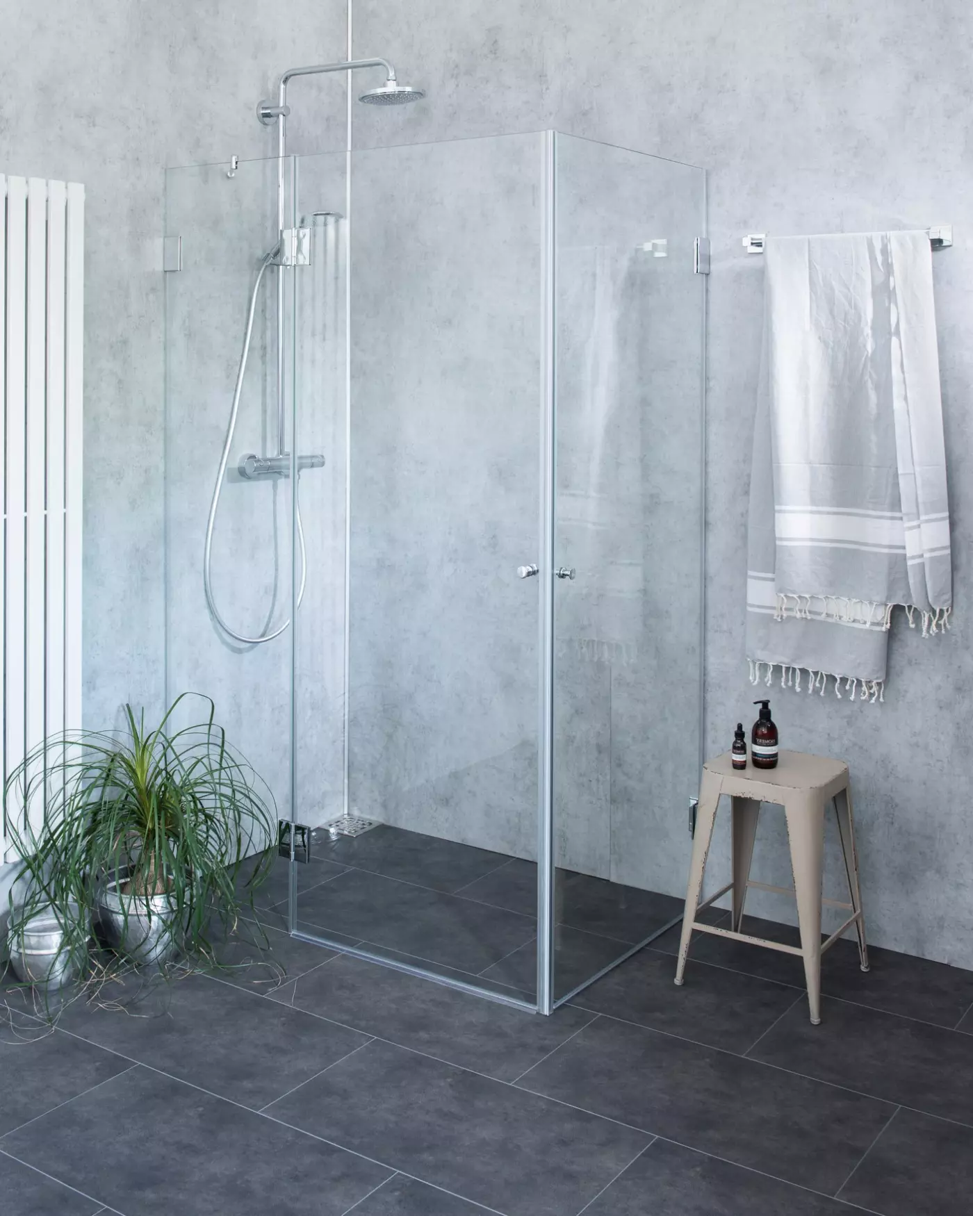 Große bündige Eckdusche mit Innentür und Tür an Festteil