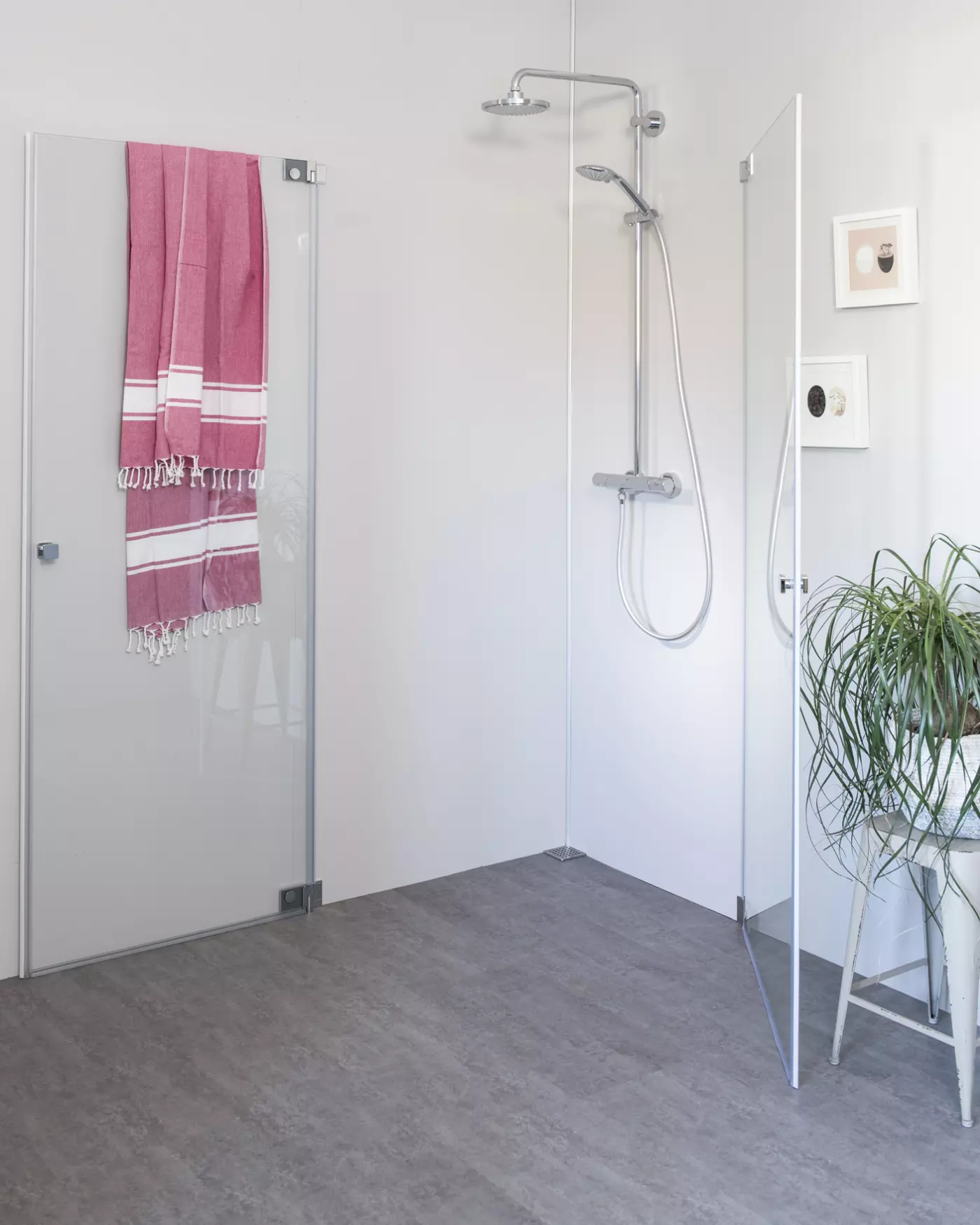 Eck Duschkabine mit 2 Pendeltüren an Wand, Sondermaße