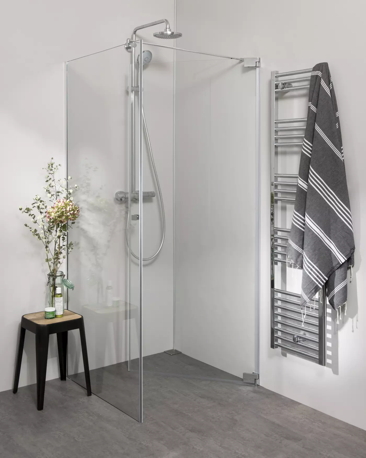 Teilgerahmte Eckdusche 90x80 mit Pendeltür an Wand und Festwand & Duschwanne