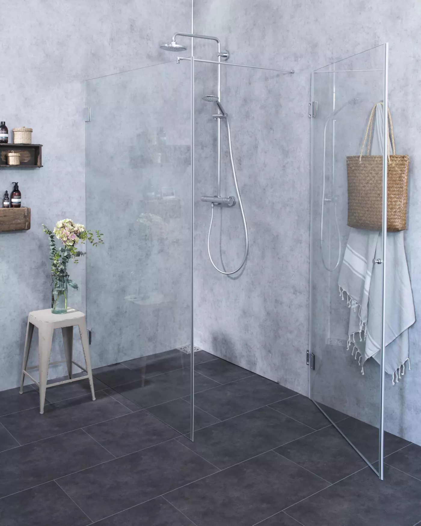 Große Eckdusche mit Festwand & Tür an Wand