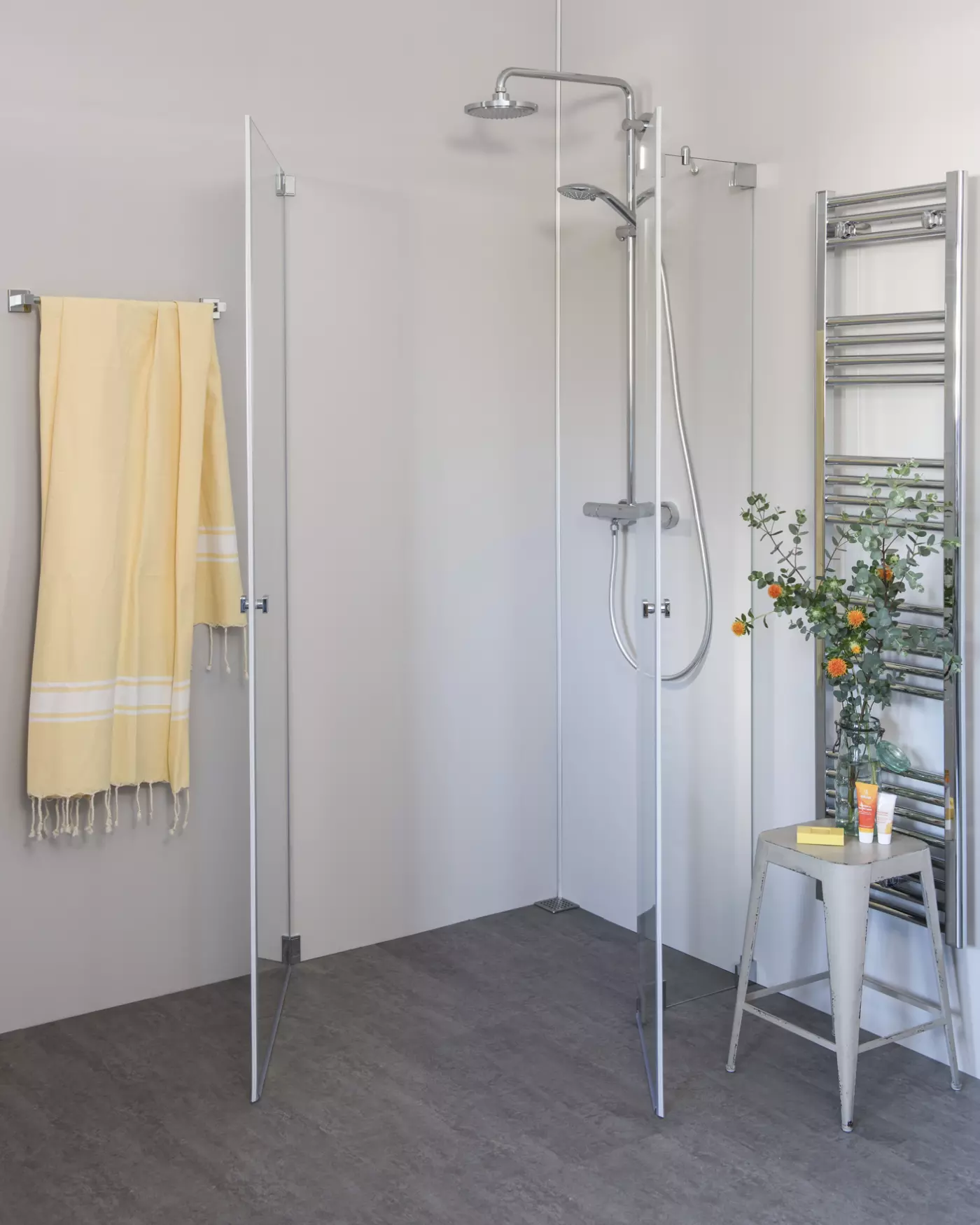 Eck Duschkabine mit Pendeltür an Wand und Pendeltür an Festteil