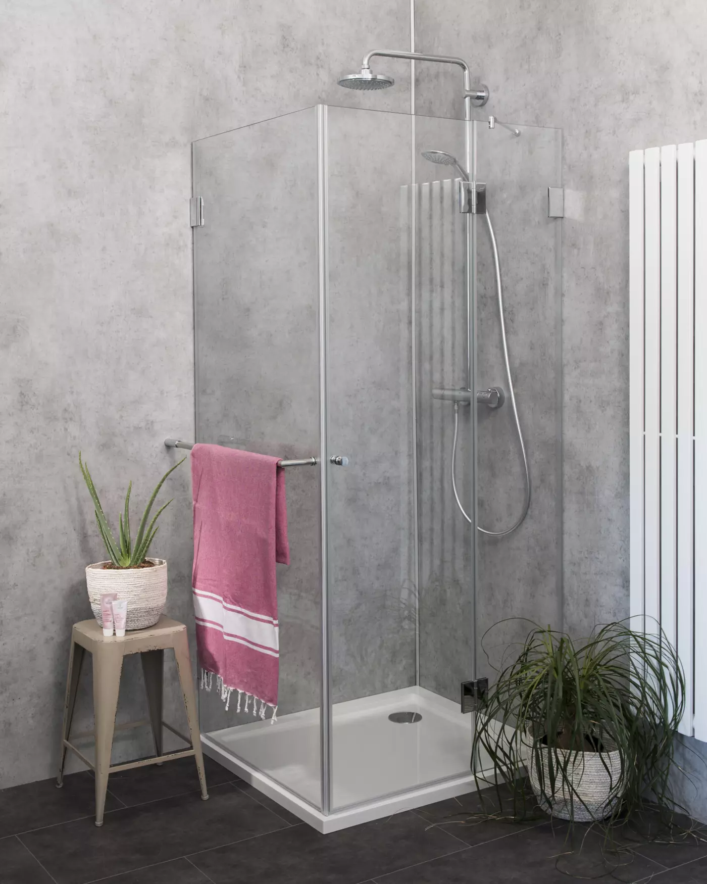 Eckdusche mit Festwand und Tür an Festteil