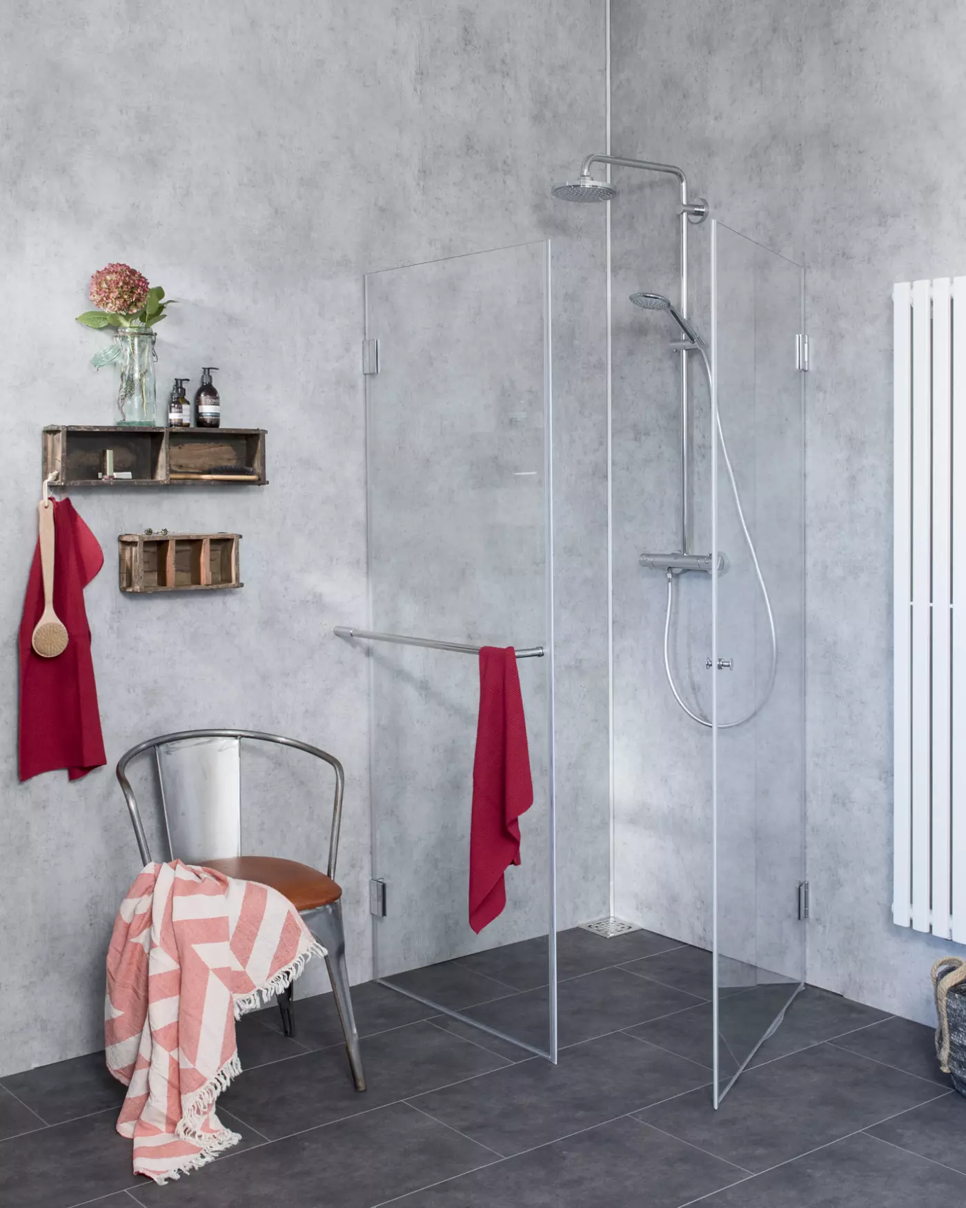 Eckdusche mit Festwand & Tür an Wand