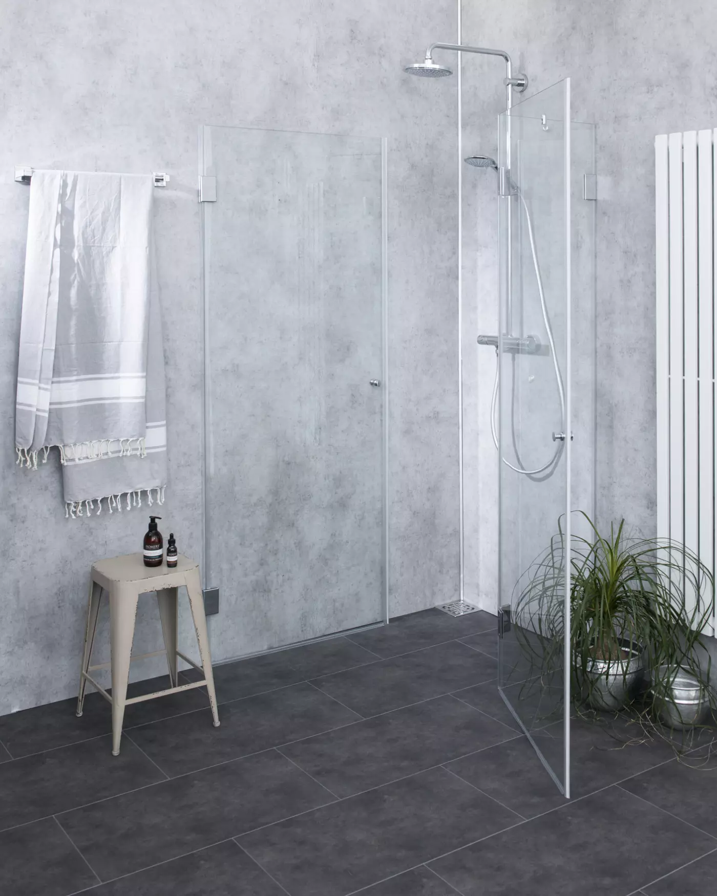 Große bündige Eckdusche mit Innentür und Tür an Festteil