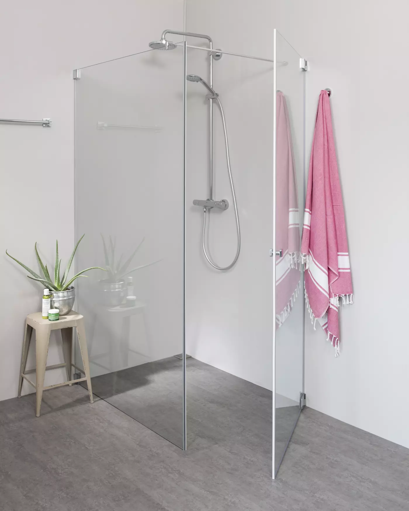 Eck Duschkabine mit Pendeltür an Wand & Festwand 120cm