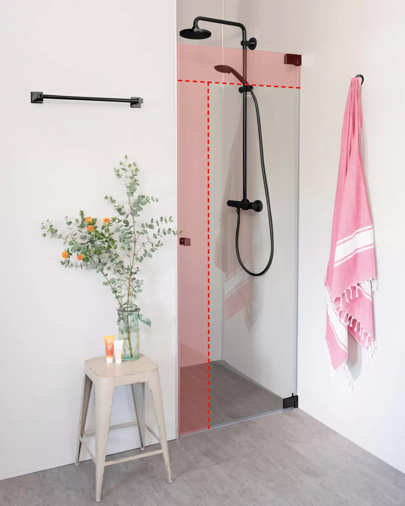 Nischendusche mit Pendeltür an Wand nach Maß