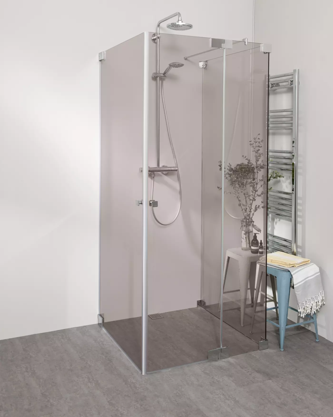 Duschkabine U Form neben Badewanne mit 2 Pendeltüren & Festwand nach Maß
