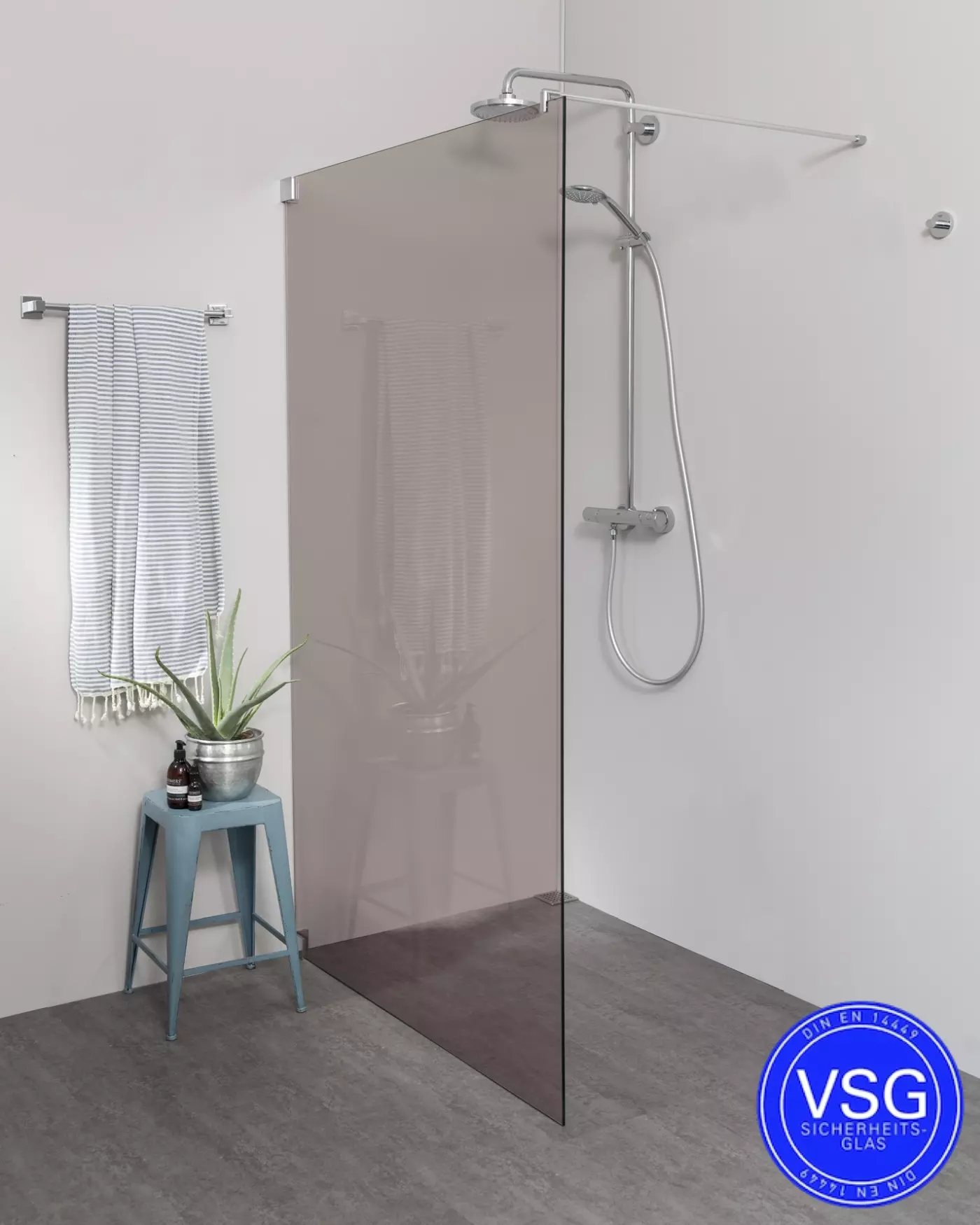 Begehbare Dusche VSG: Freistehende Duschwand Maßanfertigung