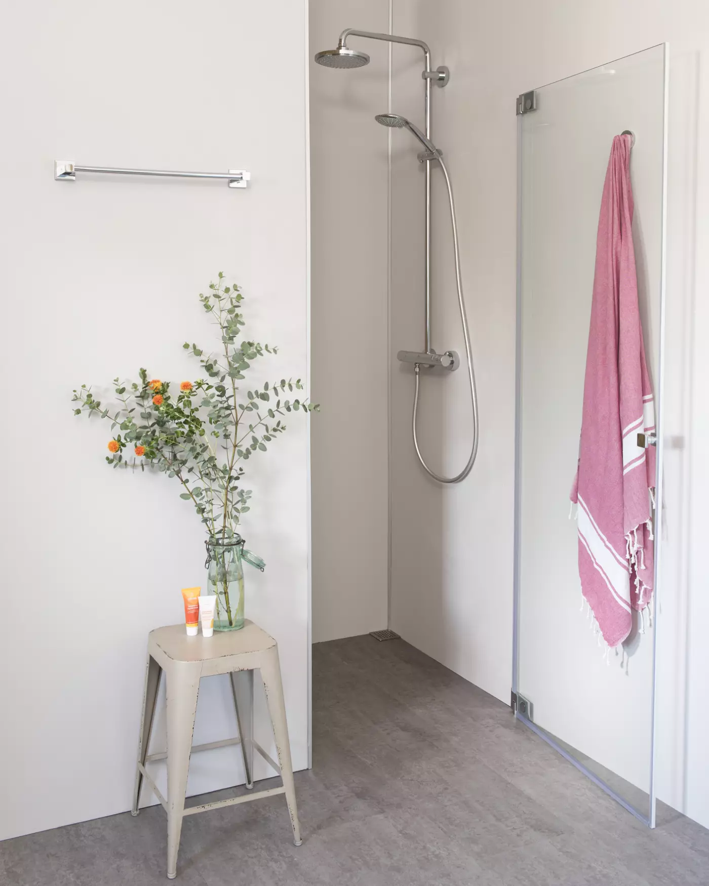 Nischendusche mit Pendeltür an Wand