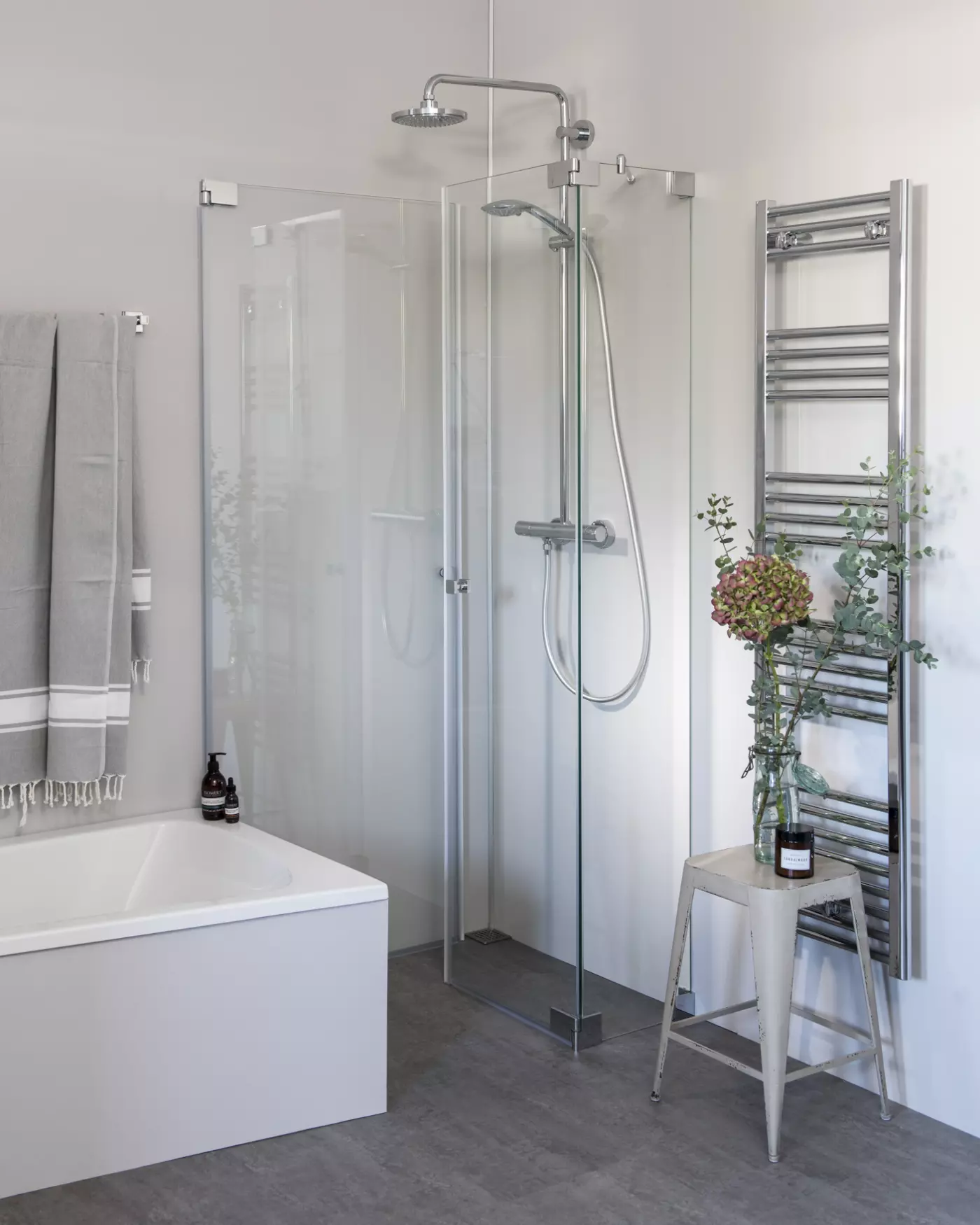 Eck Duschkabine neben Badewanne mit zwei Pendeltüren
