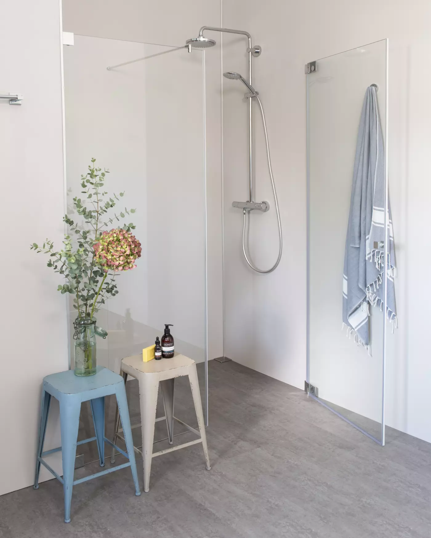 Nischendusche mit Pendeltür an Wand & Festwand, Sondermaße