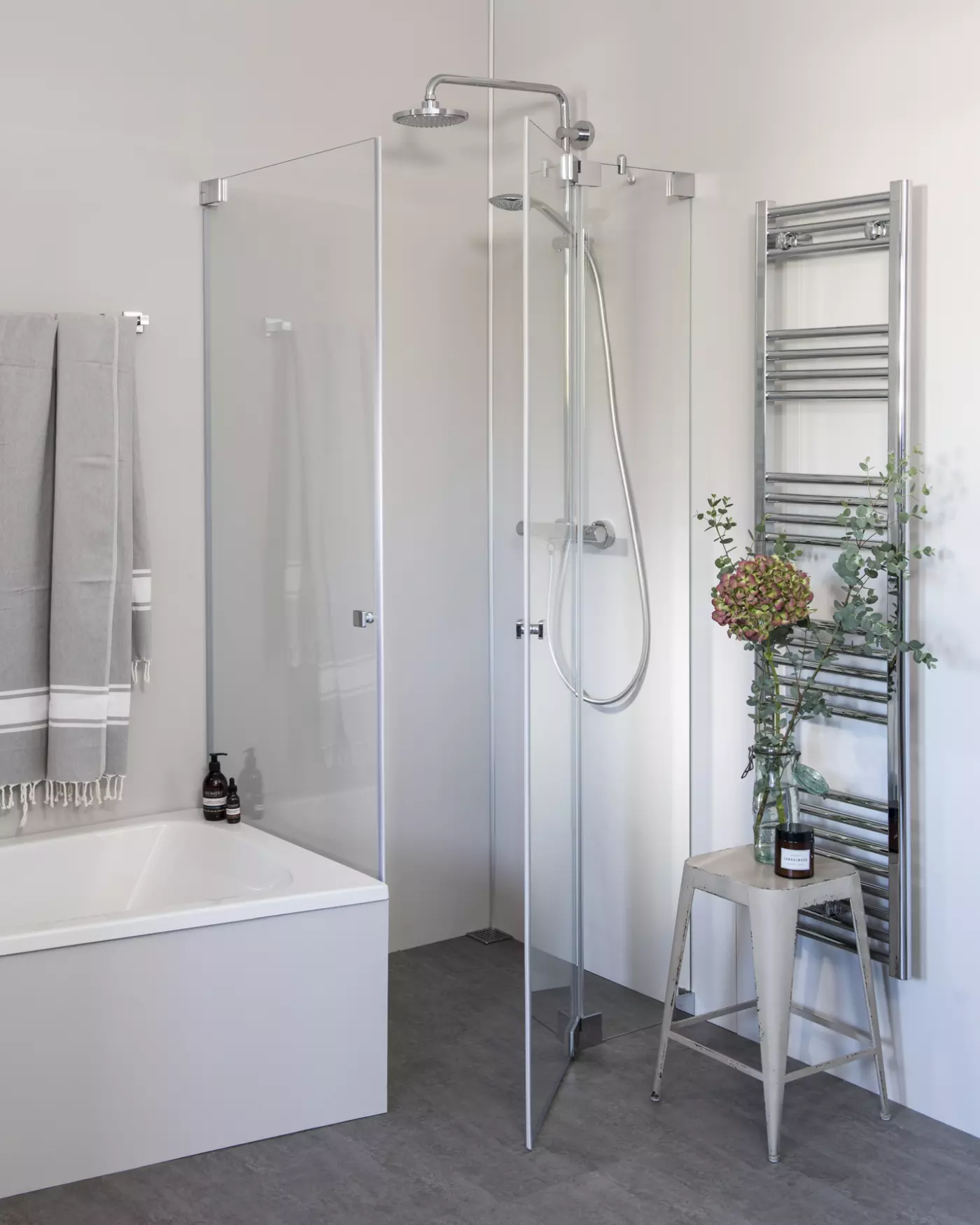 Eck Duschkabine neben Badewanne mit zwei Pendeltüren