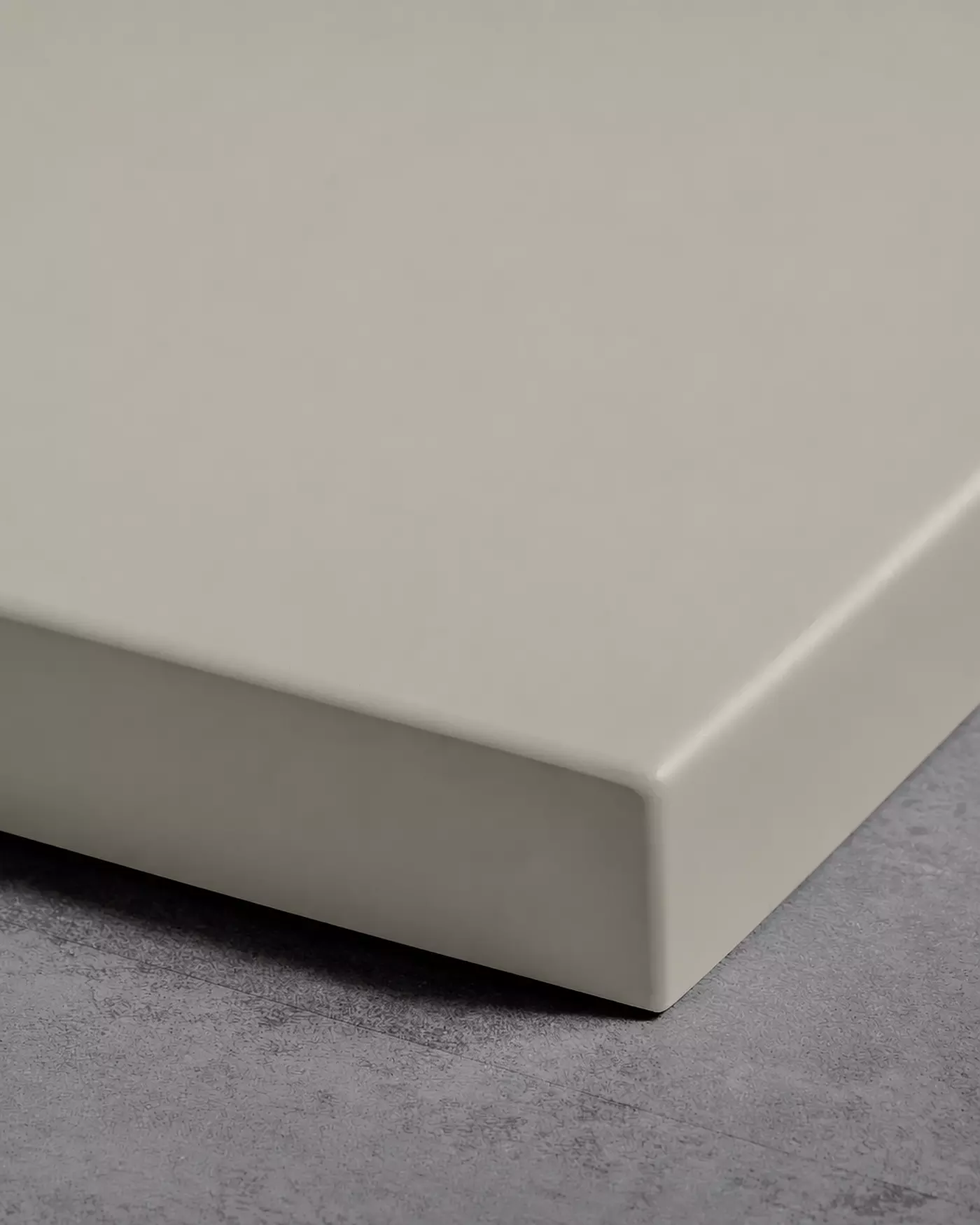 eckige Kante, Beige/cremefarbener Ton, Oberfläche aus Kunststoff oder Holz, Kantenfinish, unbestimmter Gegenstand