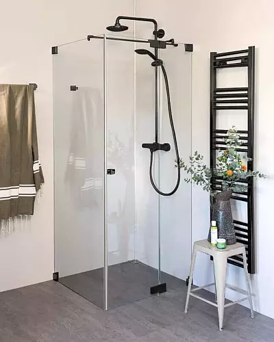 g2s-eckdusche-pendeltuer-festwand-schwarzmatt-400x500