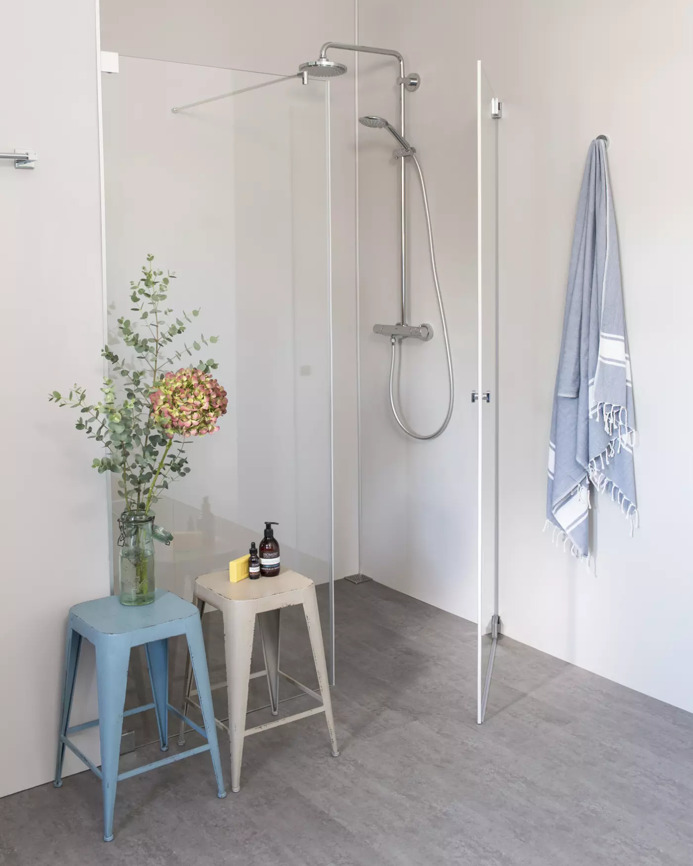 Nischendusche mit Pendeltür an Wand & Festwand, Sondermaße