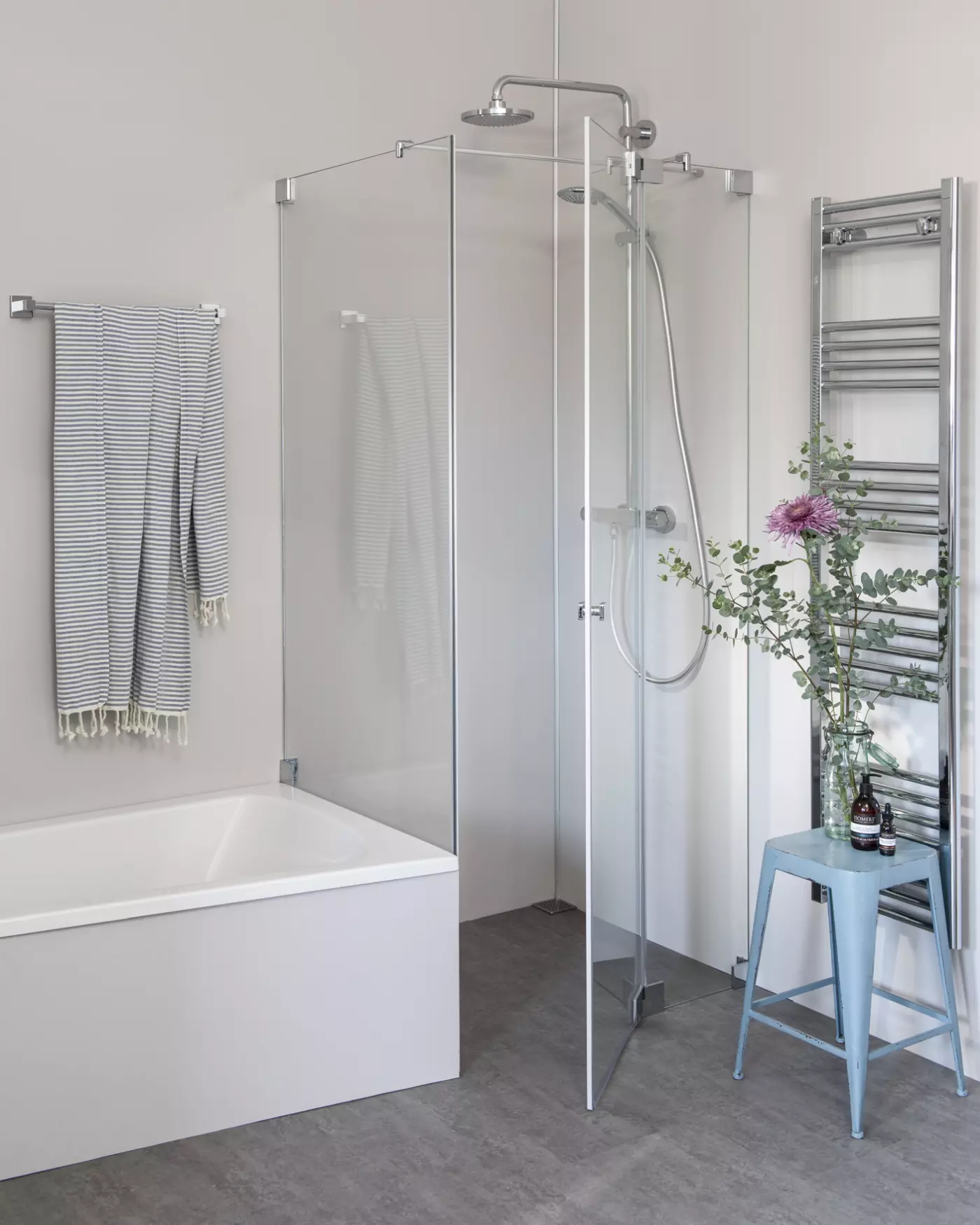 Eck Duschkabine mit verkürzter Seitenwand neben Badewanne und Pendeltür