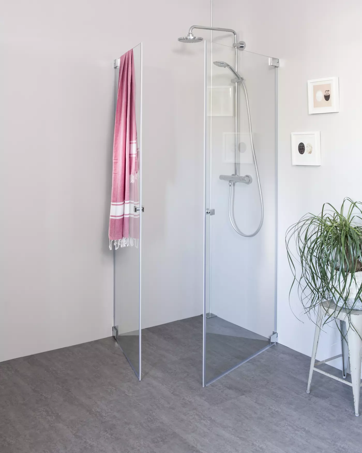 Eckdusche 80x80 mit 2 Pendeltüren an Wand & Duschwanne