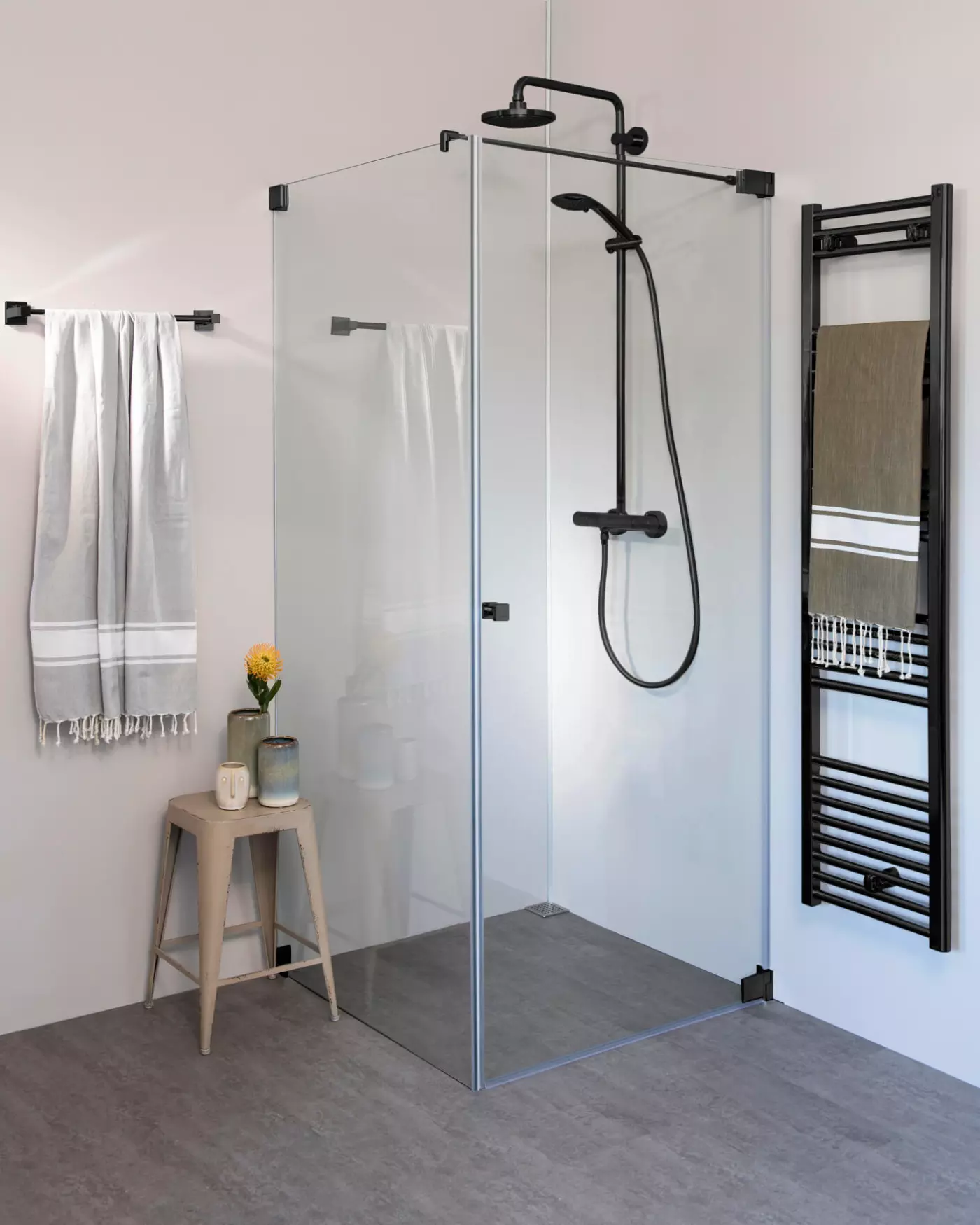 Eck Duschkabine mit Pendeltür an Wand und Festwand