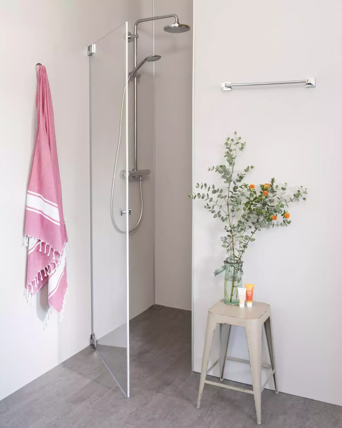 Nischendusche mit Pendeltür an Wand