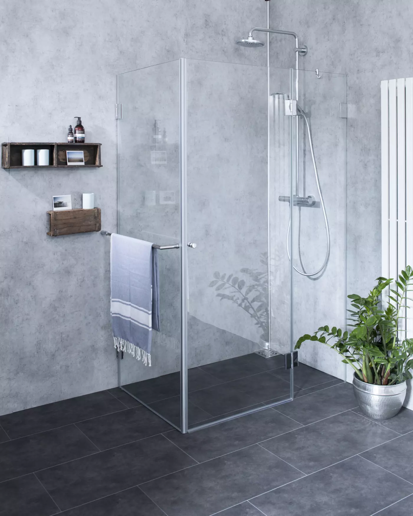 Große Eckdusche mit Festwand und Tür an Festteil
