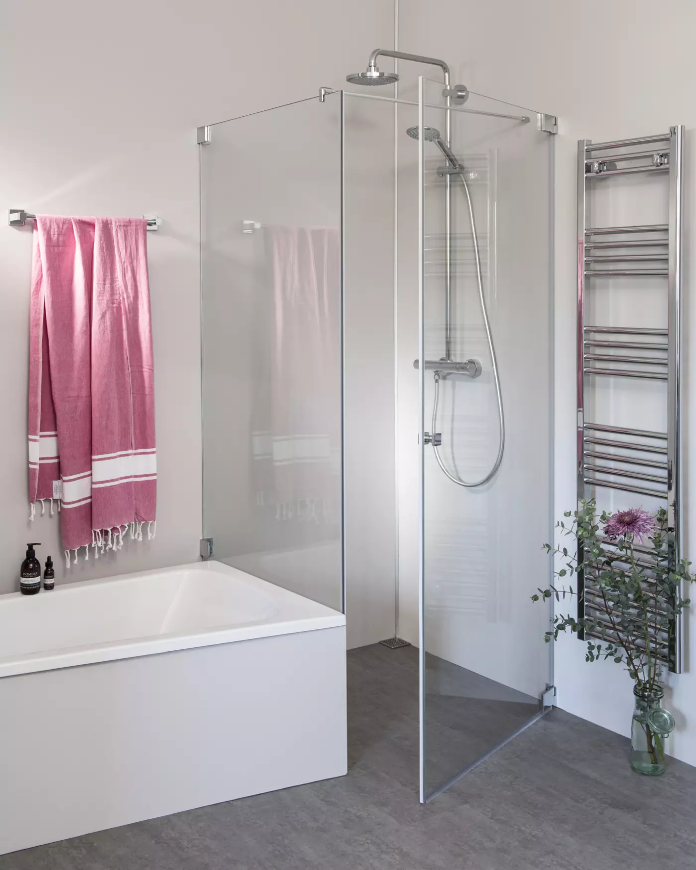 Eck Duschkabine mit verkürzter Festwand neben Badewanne und Pendeltür an Wand