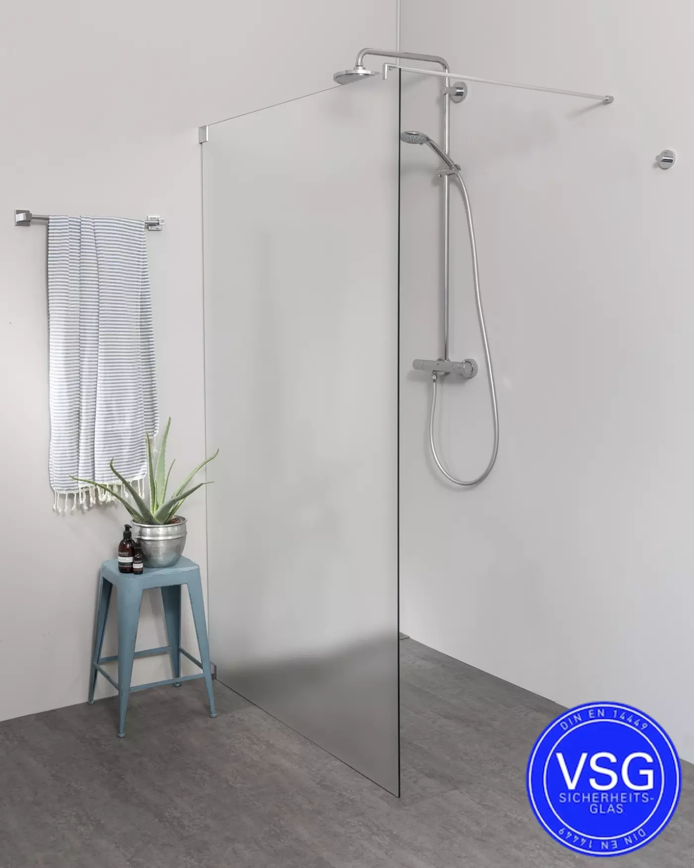 Begehbare Dusche VSG: Freistehende Duschwand Maßanfertigung