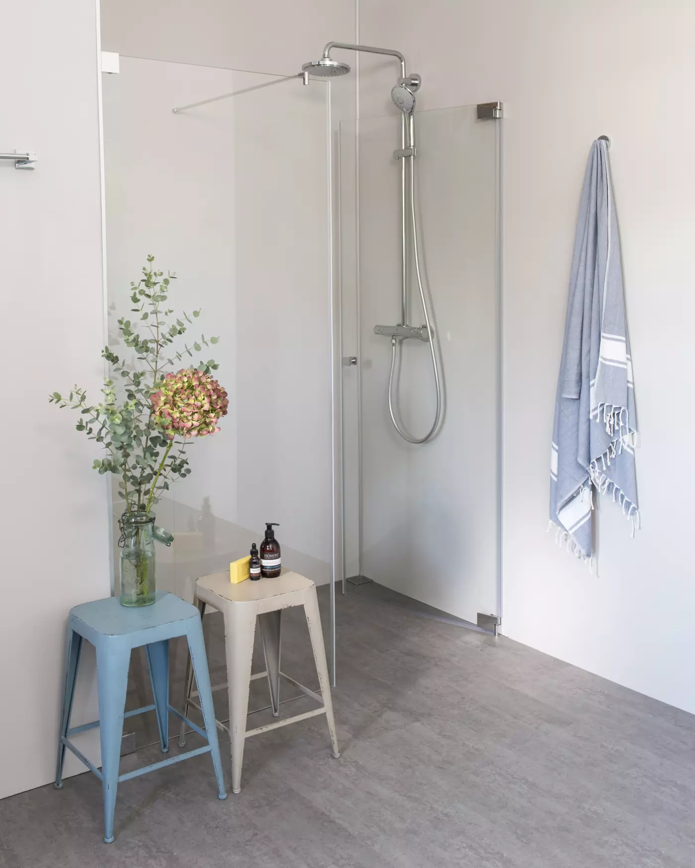 Nischendusche mit Pendeltür an Wand & Festwand, Sondermaße