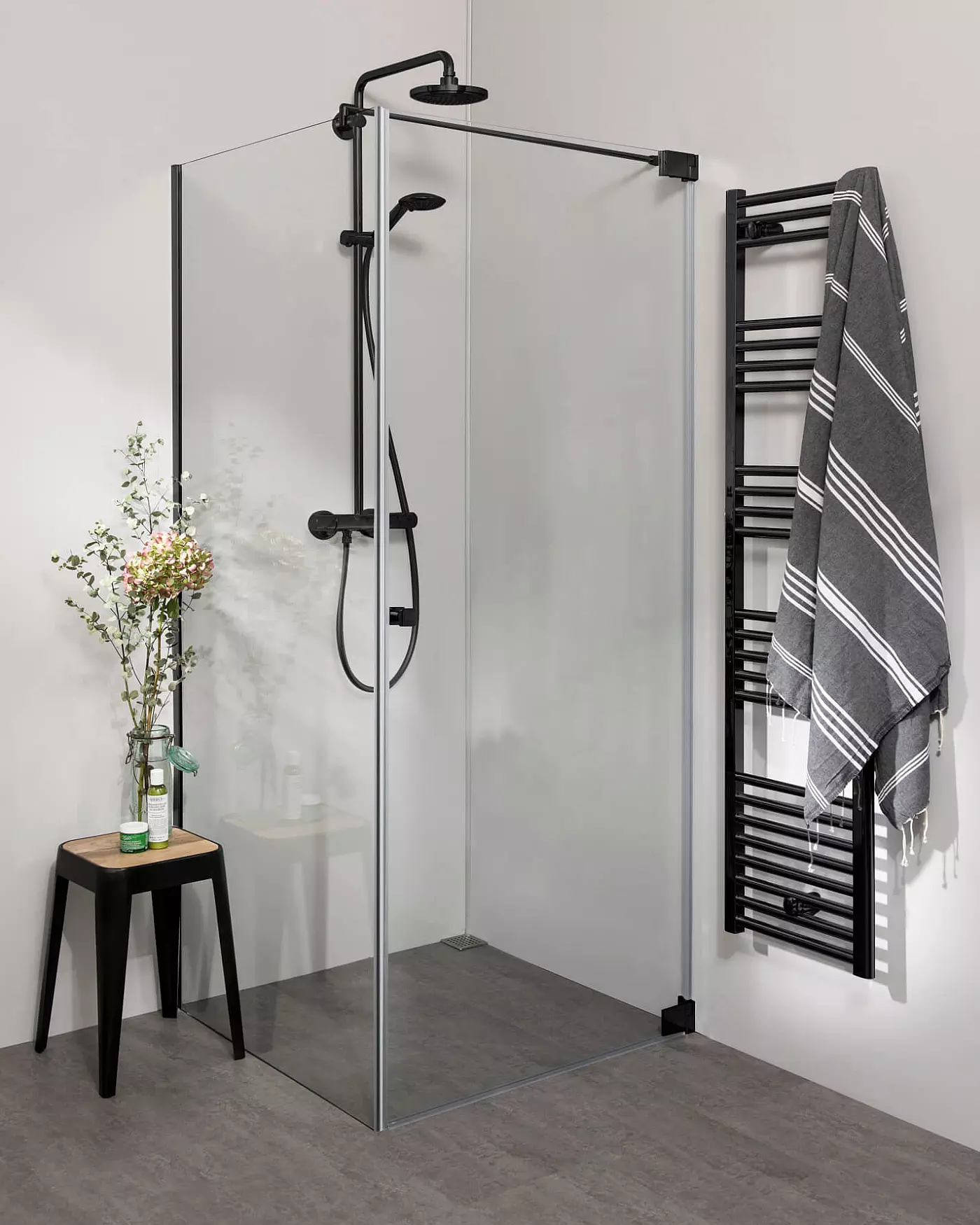 Teilgerahmte Eckdusche 90x80 mit Pendeltür an Wand und Festwand & Duschwanne