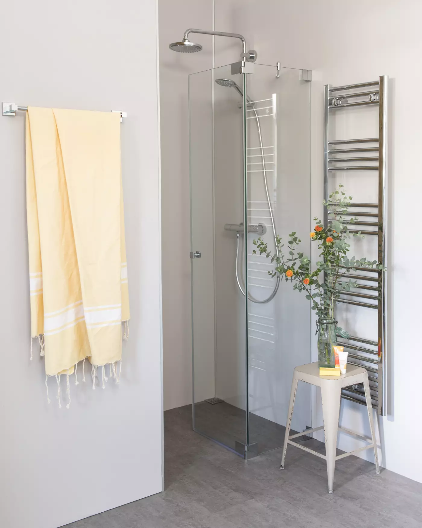 Nischendusche mit Pendeltür