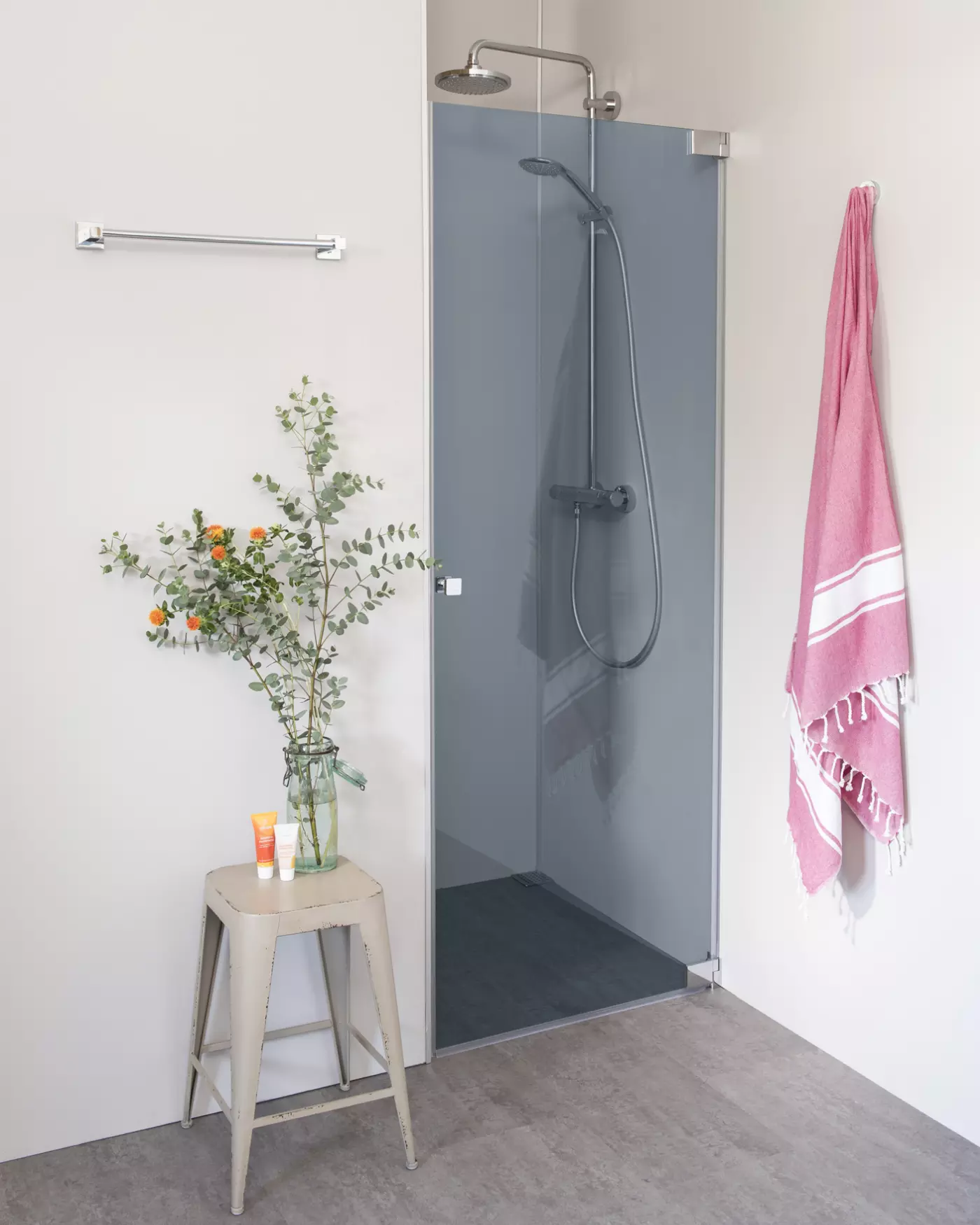 Nischendusche mit Pendeltür an Wand nach Maß