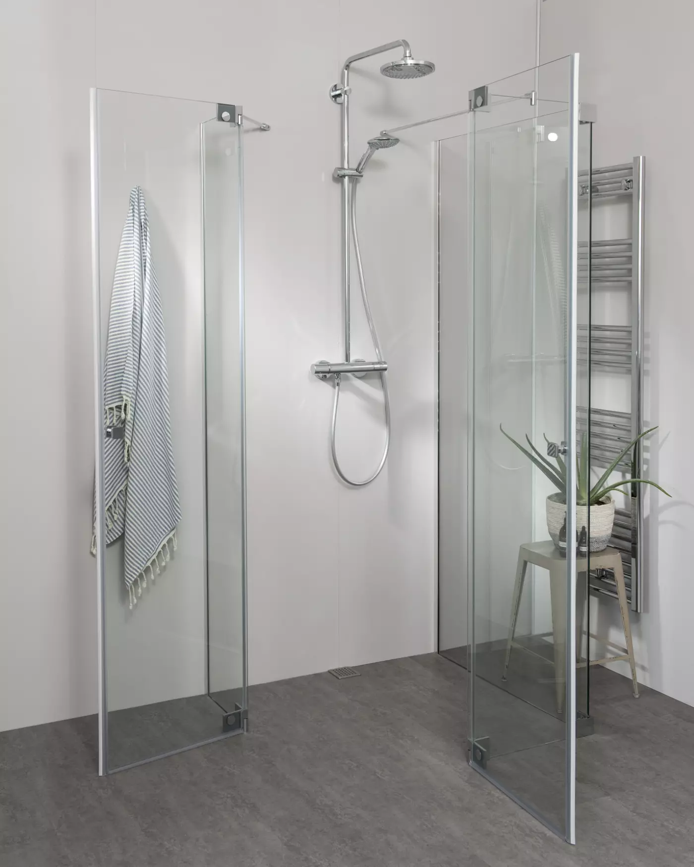 Teilgerahmte U Form Dusche mit 2 Pendeltüren als Eckeinstieg nach Maß