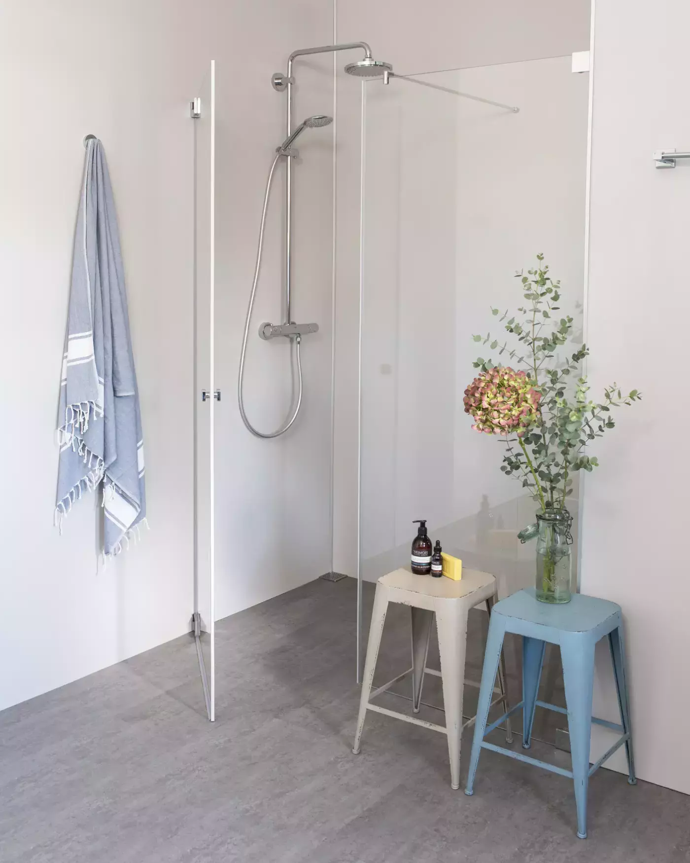 Nischendusche mit Pendeltür an Wand & Festwand, Sondermaße