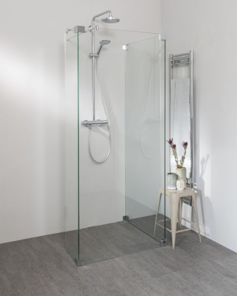 Begehbare Dusche: Große Walk In Duschwand mit Glas Seitenwand und Festteil