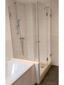 Dusche neben Badewanne A2K aus Glas auf Duschwanne mit Einschnitt in weiß gefliestem Bad