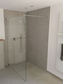 Freistehende Duschwand aus Glas GMPO bodengleich mit Duschrinne in grau gefliestem Bad