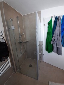Eckdusche B2S aus Glas in graubraun gefliestem Badezimmer